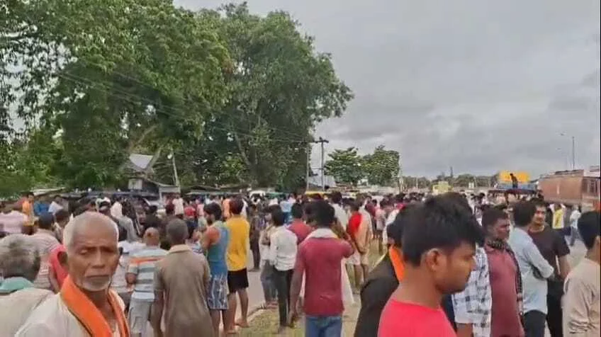 हम पार्टी के प्रखंड अध्यक्ष के अपहरण के आक्रोशित ग्रामीणों ने किया सड़क जाम, पुलिस प्रशासन के खिलाफ किया जमकर हंगामा 2