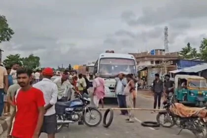 हम पार्टी के प्रखंड अध्यक्ष के अपहरण के आक्रोशित ग्रामीणों ने किया सड़क जाम, पुलिस प्रशासन के खिलाफ किया जमकर हंगामा 26