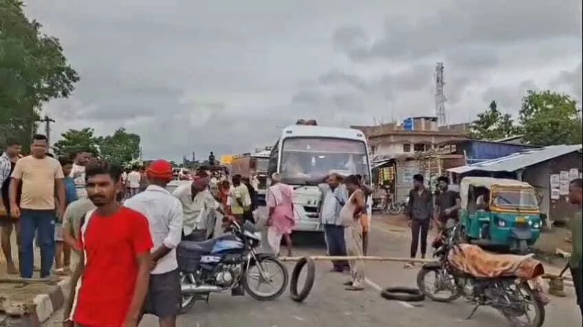 हम पार्टी के प्रखंड अध्यक्ष के अपहरण के आक्रोशित ग्रामीणों ने किया सड़क जाम, पुलिस प्रशासन के खिलाफ किया जमकर हंगामा 1