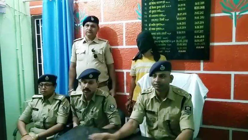 समस्तीपुर: एसपी,डीएसपी,स्वर्ण कारोबारी,पत्रकार समेत अन्य लोगो को धमकी व् रंगदारी मांगने मामले में एक बदमाश गिरफ्तार 2