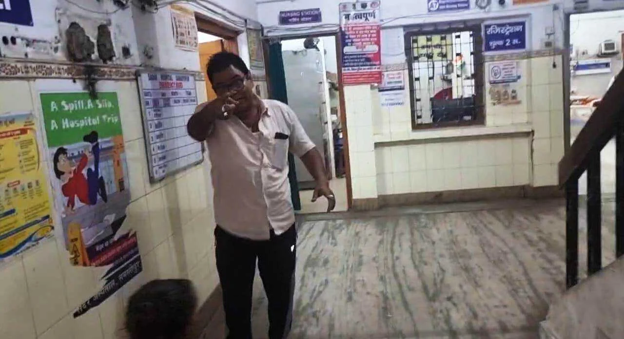 समस्तीपुर: स्वास्थ्य कर्मी की दबंता आया सामने, शराब बंदी के बावजूद ड्यूटी के दौरान शराब के नशे में रहता है धुत्त, लोगो के साथ करता बदसलूकी 3