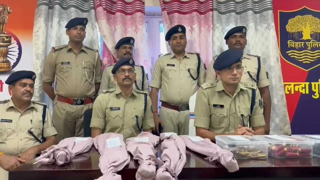 नालंदा: पूर्व जदयू नेता अकबर मल्लिक के घर बरामद हुआ असलाहों का जखीरा, हथियार कारतूस के साथ हुआ गिरफ्तार 5