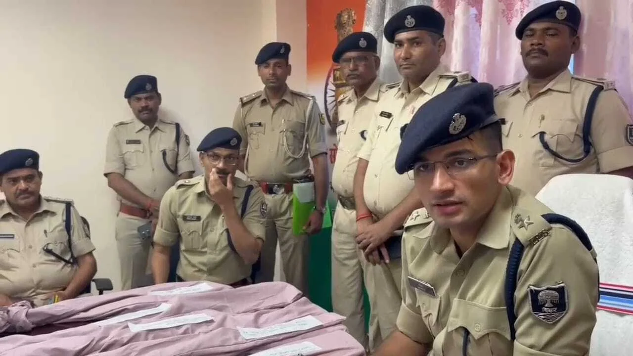 नालंदा: पूर्व जदयू नेता अकबर मल्लिक के घर बरामद हुआ असलाहों का जखीरा, हथियार कारतूस के साथ हुआ गिरफ्तार 3