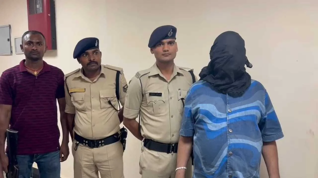 नालंदा: पूर्व जदयू नेता अकबर मल्लिक के घर बरामद हुआ असलाहों का जखीरा, हथियार कारतूस के साथ हुआ गिरफ्तार 2