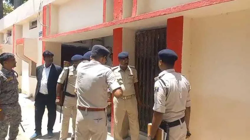 समस्तीपुर: कोर्ट कैंपस परिसर से पेशी के दौरान पांच कैदी फरार, पुलिस ने एक कैदी को पकड़ा, चार की खोजबीन जारी 2