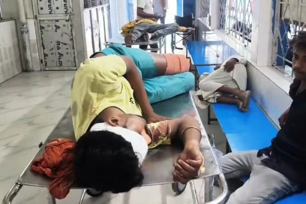 बेगूसराय मे दो बाइक की टक्कर मे एक बाइक चालक समेत सवार दो लोग गंभीर रूप से घायल,सदर अस्पताल में भर्ती 9