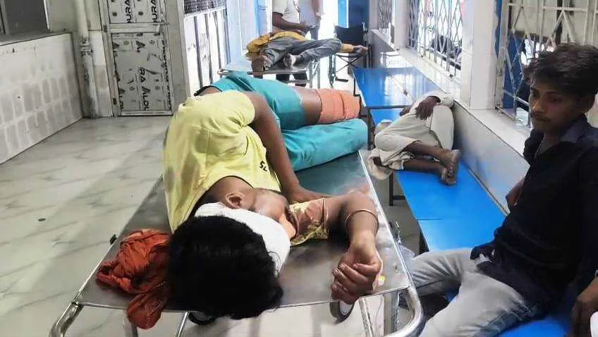 बेगूसराय मे दो बाइक की टक्कर मे एक बाइक चालक समेत सवार दो लोग गंभीर रूप से घायल,सदर अस्पताल में भर्ती 7