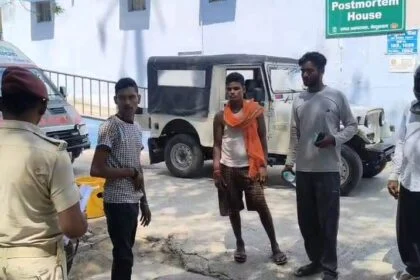 बेगूसराय मे ट्रेन से गिरकर एक कार पेंटर की संदेहास्पद मौत, परिजनों ने धक्का मारकर गिरा देने का लगाया आरोप 21