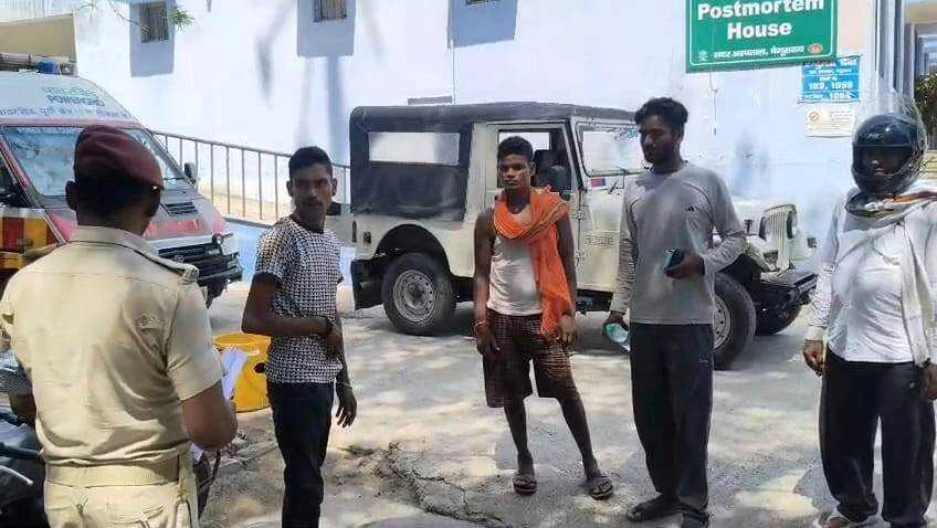 बेगूसराय मे ट्रेन से गिरकर एक कार पेंटर की संदेहास्पद मौत, परिजनों ने धक्का मारकर गिरा देने का लगाया आरोप 7
