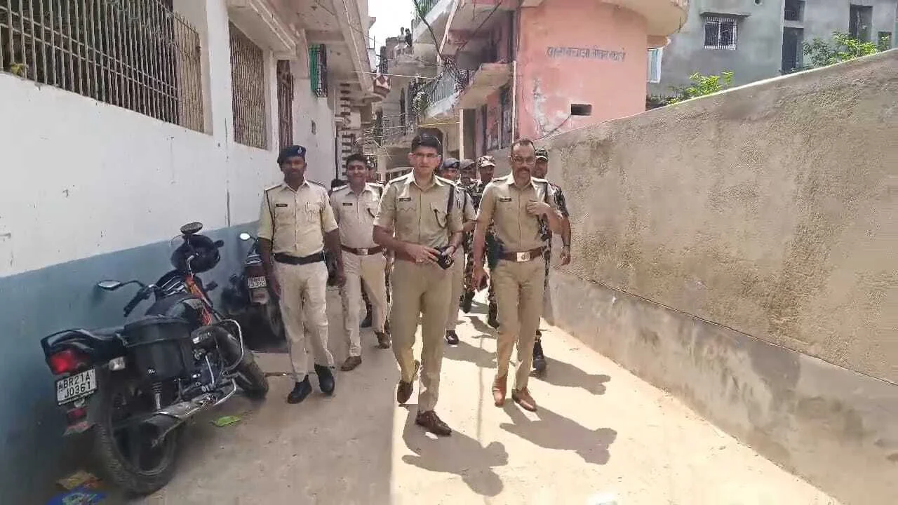 नालंदा: जेडीयू नेता बाबर मल्लिक एवं उनके भाई अकबर मल्लिक के घर एसपी भारत सोनी ने की छापेमारी 2