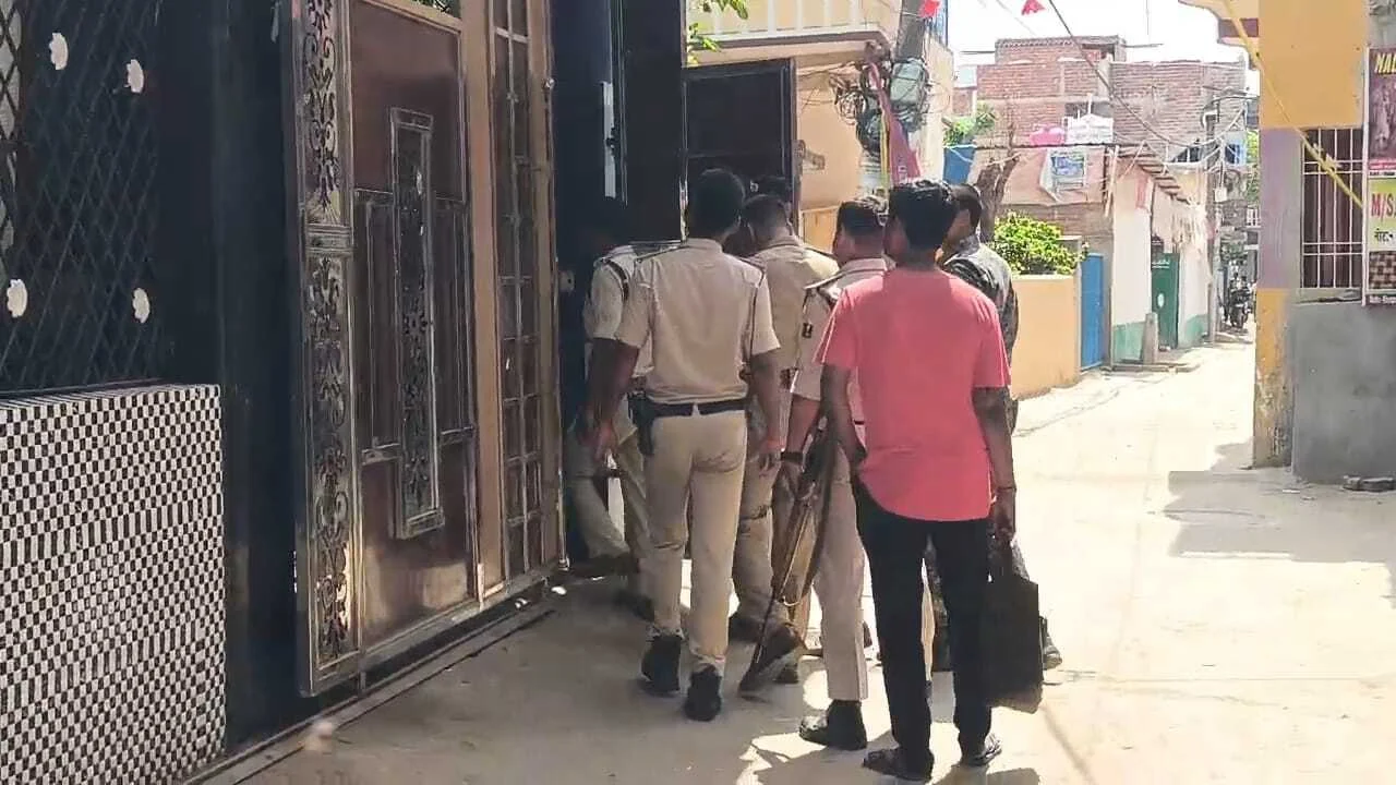 नालंदा: जेडीयू नेता बाबर मल्लिक एवं उनके भाई अकबर मल्लिक के घर एसपी भारत सोनी ने की छापेमारी 4