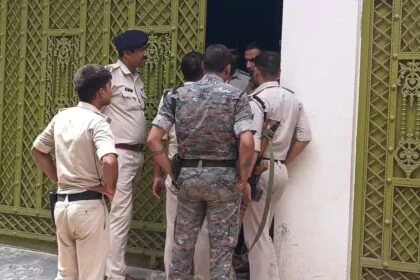 नालंदा: जेडीयू नेता बाबर मल्लिक एवं उनके भाई अकबर मल्लिक के घर एसपी भारत सोनी ने की छापेमारी 31