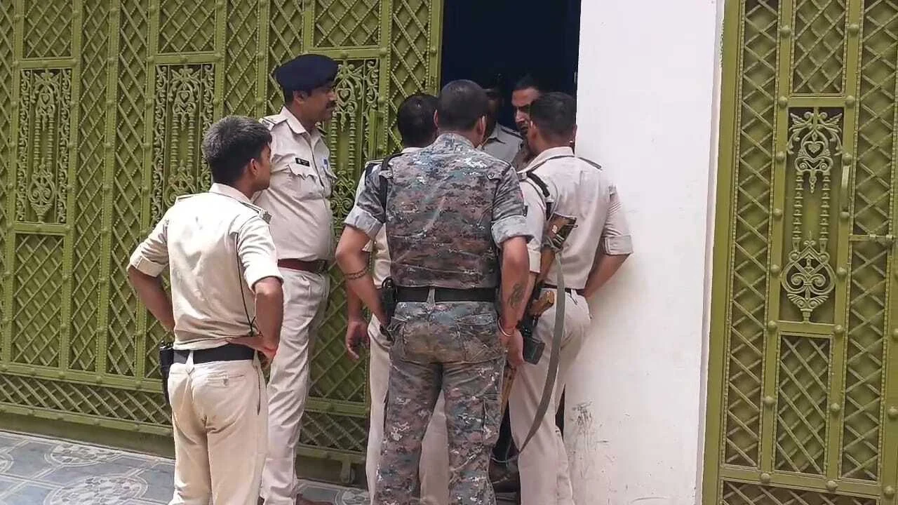 नालंदा: जेडीयू नेता बाबर मल्लिक एवं उनके भाई अकबर मल्लिक के घर एसपी भारत सोनी ने की छापेमारी 7