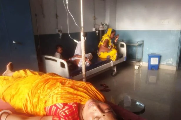 ई रिक्शा पलटने से दो दूध मुंहा बच्चे सहित आधे दर्जन यात्री जख्मी 7