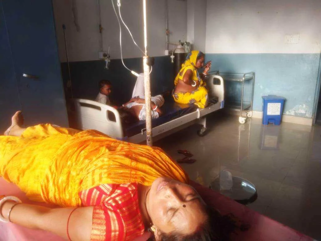 ई रिक्शा पलटने से दो दूध मुंहा बच्चे सहित आधे दर्जन यात्री जख्मी 4