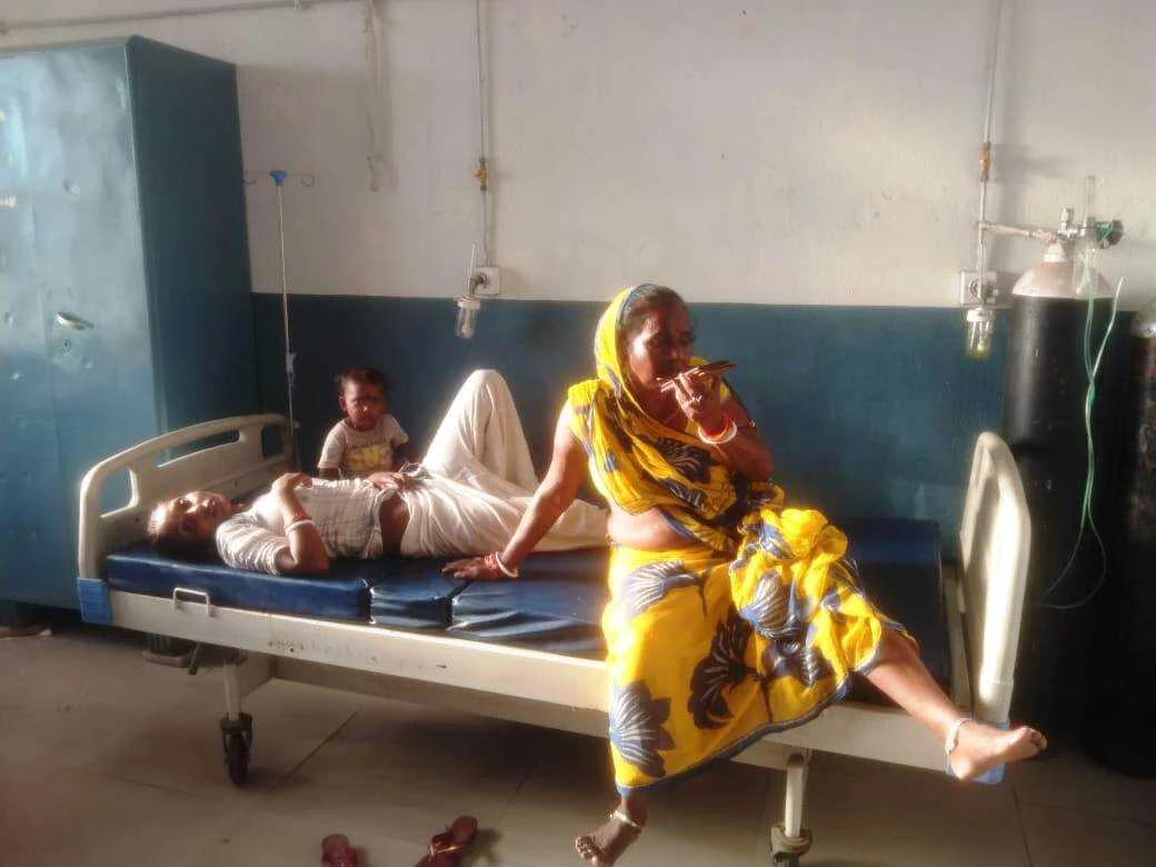ई रिक्शा पलटने से दो दूध मुंहा बच्चे सहित आधे दर्जन यात्री जख्मी 2