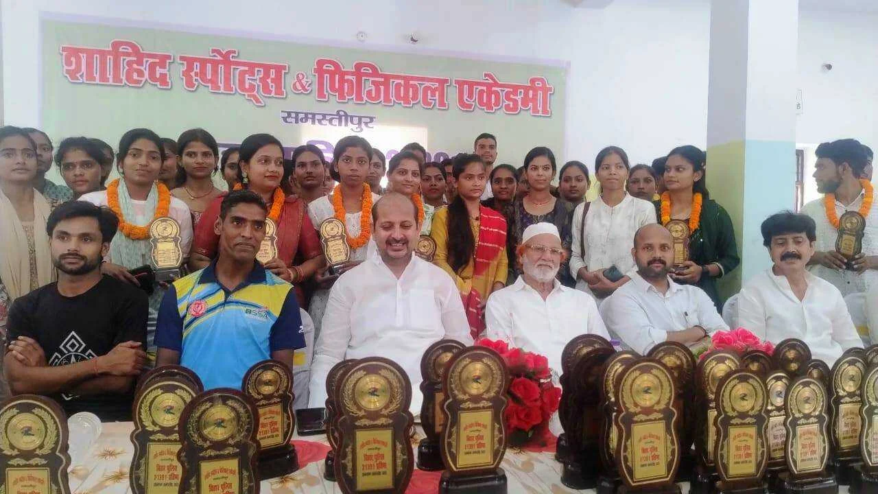 समस्तीपुर: बिहार पुलिस प्रतियोगिता परीक्षा में सफल हुए 167 अभ्यर्थियों को विधायक अख्तरुल इस्लाम शाहीन ने किया सम्मानित 3