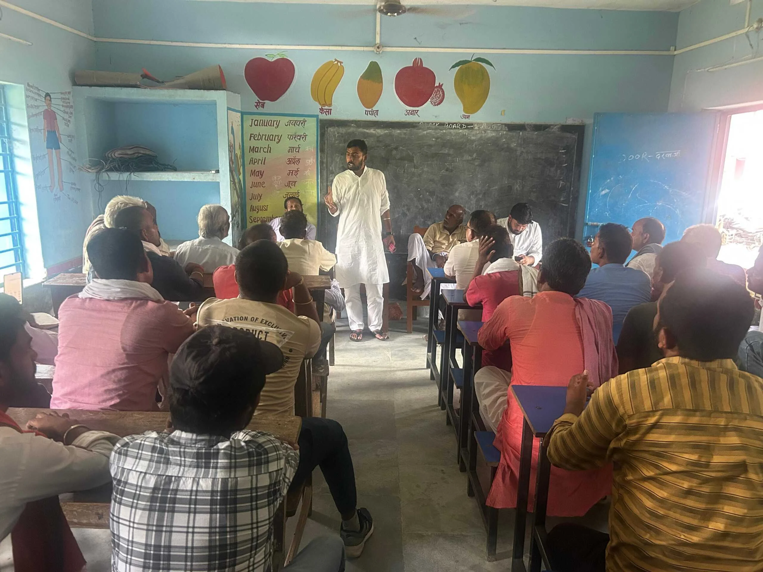 मंसूरचक में कांग्रेस कार्यकर्ताओं की बैठक में माई बहिन मान योजना के बारे में दी गयी जानकारी 2