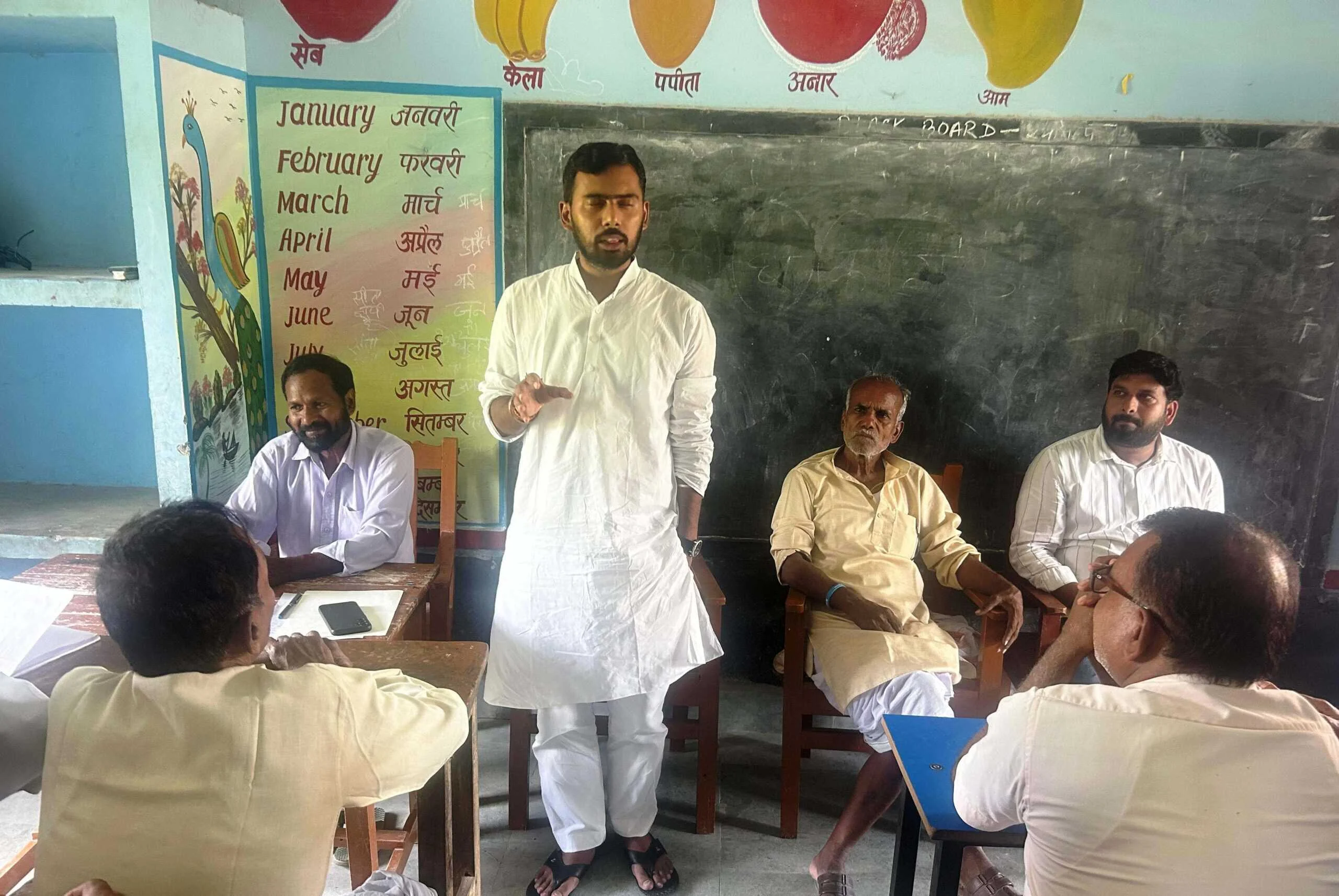 मंसूरचक में कांग्रेस कार्यकर्ताओं की बैठक में माई बहिन मान योजना के बारे में दी गयी जानकारी 7