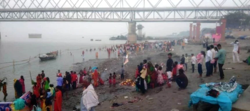 सिमरिया घाट पर महिला के गले से चैन की छिनतैय, महिला के दामाद ने किया विरोध तो गोली मारकर किया घायल 1