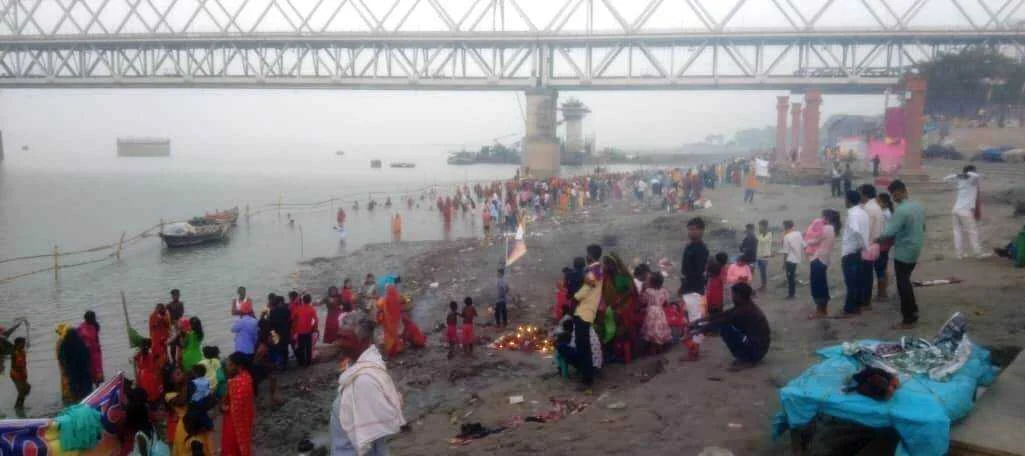 सिमरिया घाट पर महिला के गले से चैन की छिनतैय, महिला के दामाद ने किया विरोध तो गोली मारकर किया घायल 3