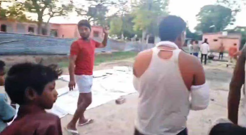 बेगूसराय मे कमीशन नहीं मिलने पर मुखिया ने एक वार्ड सदस्य की निर्मम तरीके से किया पिटाई, घायल वार्ड सदस्य अस्पताल में भर्ती 2
