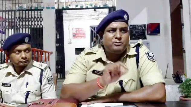 बेगूसराय मे पुलिस ने तीन टाइगर मोबाइल पुलिस को शराब के कारोबार से जुड़े होने के कारण किया गिरफ्तार 3