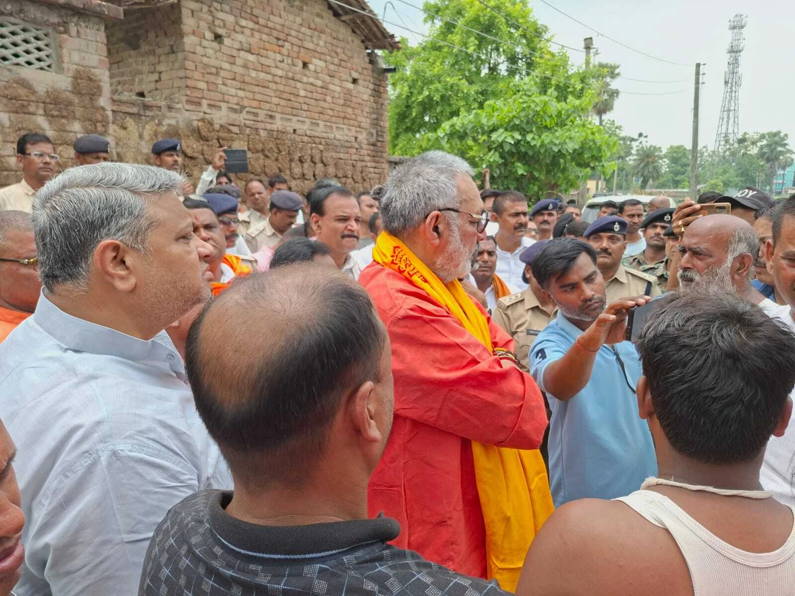 बेगूसराय के सांसद गिरिराज सिंह हम नेता के परिजनों से मिलने उनके घर पहुंचे, घटना की जानकारी लेने के बाद इस घटना पर अपने गुस्से का किया इजहार  2