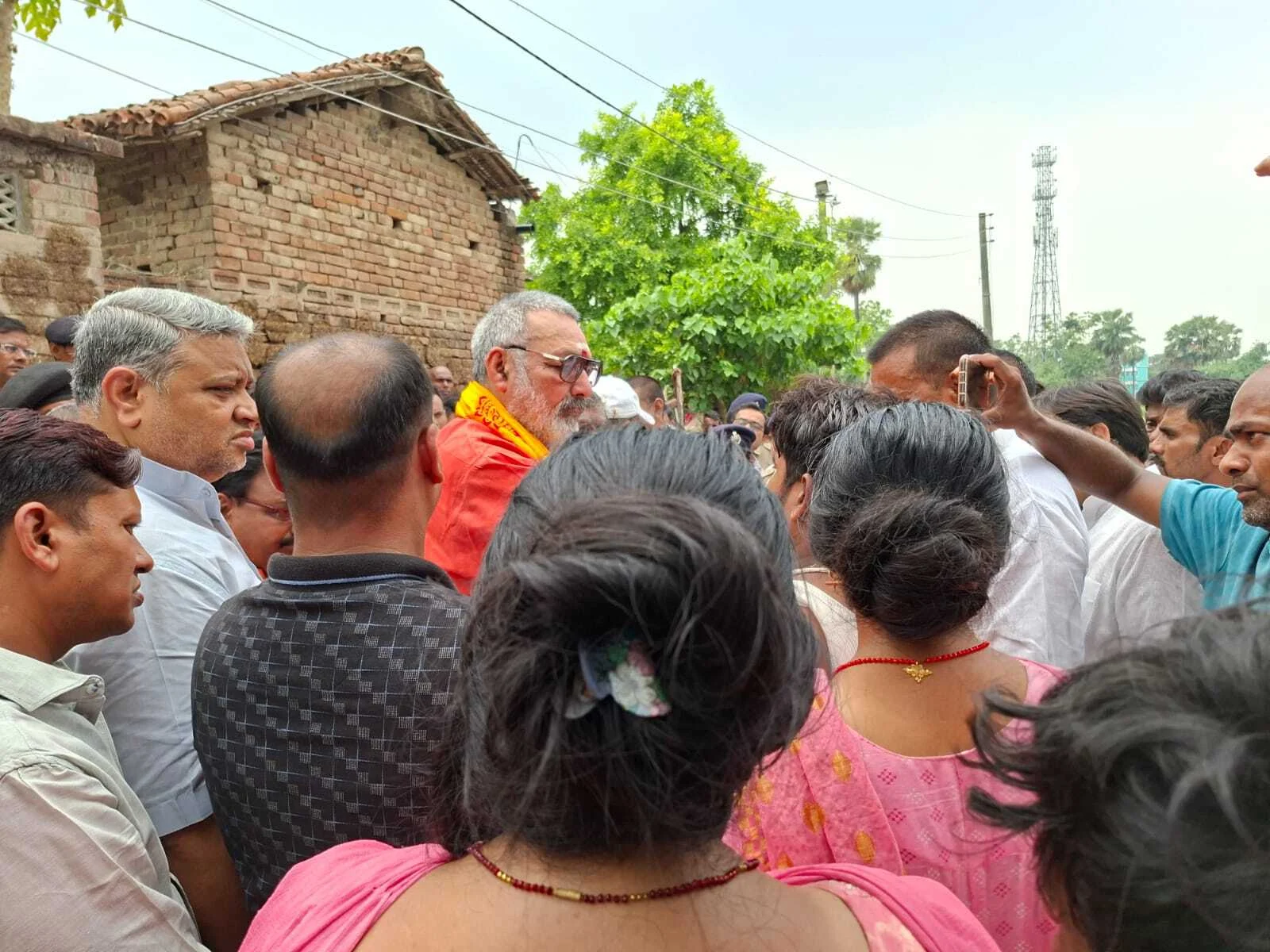 बेगूसराय के सांसद गिरिराज सिंह हम नेता के परिजनों से मिलने उनके घर पहुंचे, घटना की जानकारी लेने के बाद इस घटना पर अपने गुस्से का किया इजहार  3