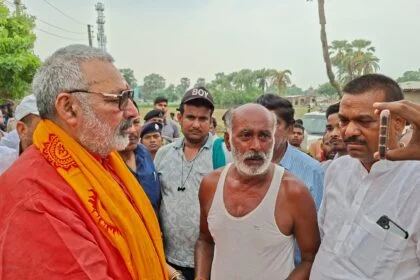 बेगूसराय के सांसद गिरिराज सिंह हम नेता के परिजनों से मिलने उनके घर पहुंचे, घटना की जानकारी लेने के बाद इस घटना पर अपने गुस्से का किया इजहार  6