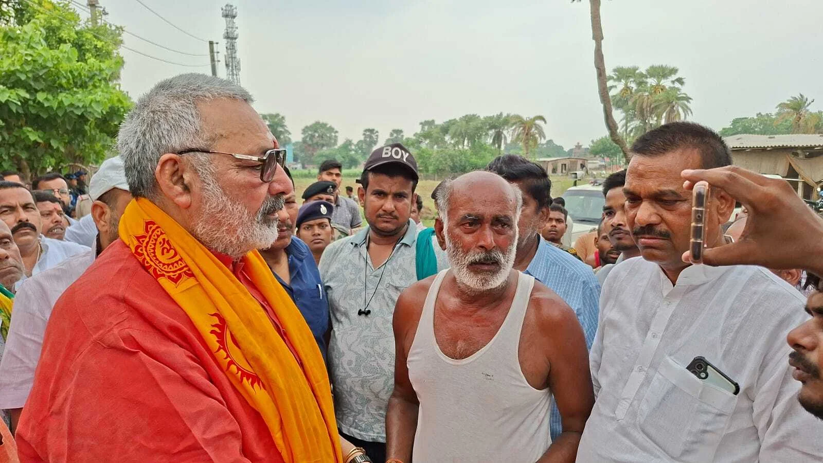 बेगूसराय के सांसद गिरिराज सिंह हम नेता के परिजनों से मिलने उनके घर पहुंचे, घटना की जानकारी लेने के बाद इस घटना पर अपने गुस्से का किया इजहार  4