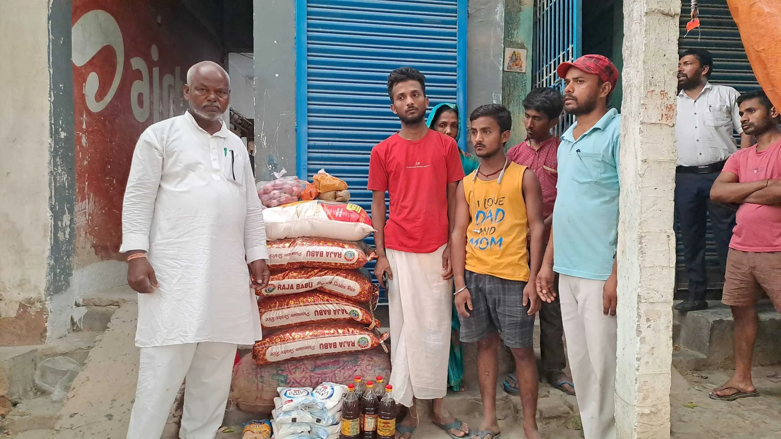 समस्तीपुर: चर्चित युवा समाजसेवी भाई राजू साहनी की टीम ने मृतक के परिजन से मिल उपलब्ध करायी हजारों रूपए की राहत सामग्री 2