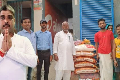 समस्तीपुर: चर्चित युवा समाजसेवी भाई राजू साहनी की टीम ने मृतक के परिजन से मिल उपलब्ध करायी हजारों रूपए की राहत सामग्री 2