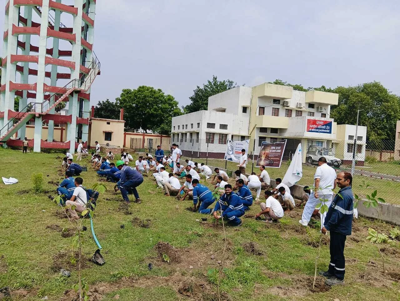 एलएनटी द्वारा बरौनी आरपीएफ कैंप बरौनी में वृक्षारोपण किया गया 7