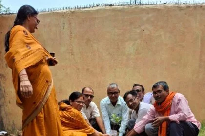 आज जिस तरह से पर्यावरण प्रदूषित हो रही है, जिसके कारण मानव को जीना दूभर हो गया है- प्राचार्य 12