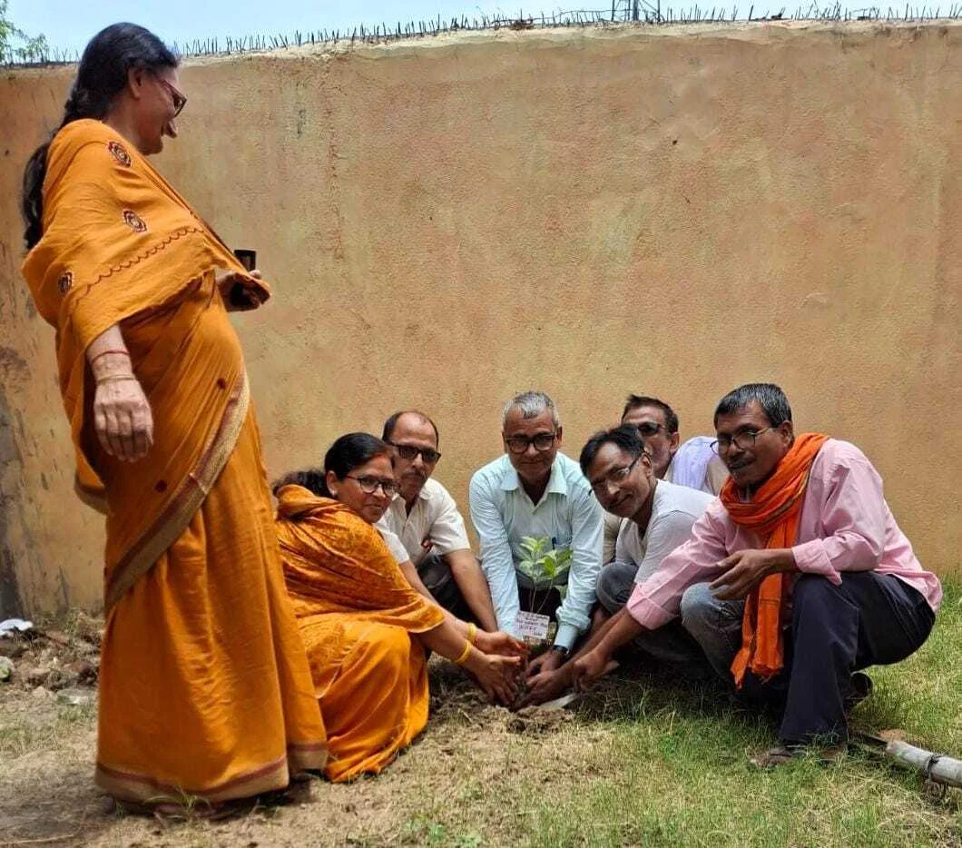आज जिस तरह से पर्यावरण प्रदूषित हो रही है, जिसके कारण मानव को जीना दूभर हो गया है- प्राचार्य 3