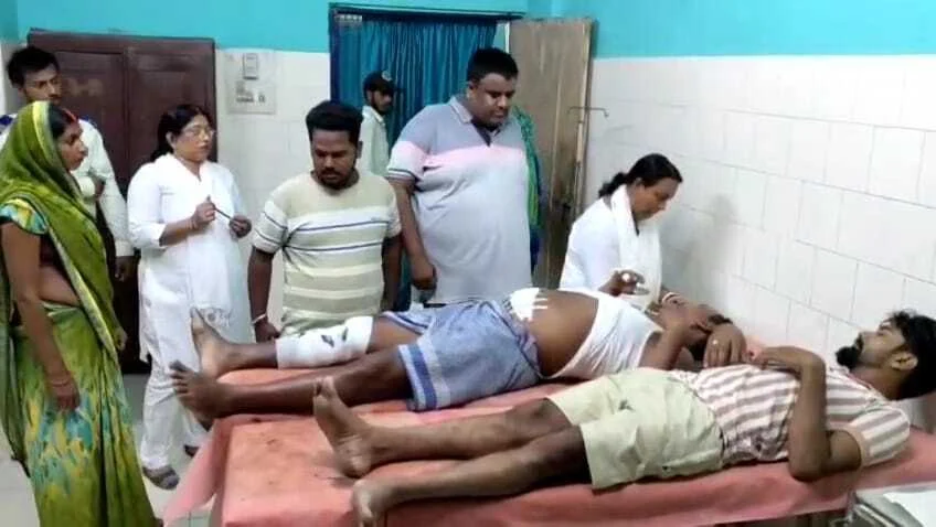 बेगूसराय मे असामाजिक तत्व के द्वारा ने शिव मंदिर के समीप किया विस्फोट, चार लोग घायल, अस्पताल में भर्ती 3