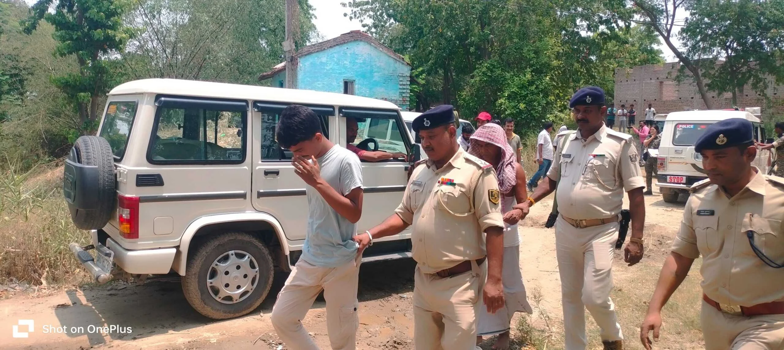 समस्तीपुर: एसटीएफ व समस्तीपुर पुलिस की संयुक्त रूप से छापेमारी, भारी मात्रा में अत्याधुनिक हथियार और जिंदा कारतूस बरामद, 4 लोग गिरफ्तार 3