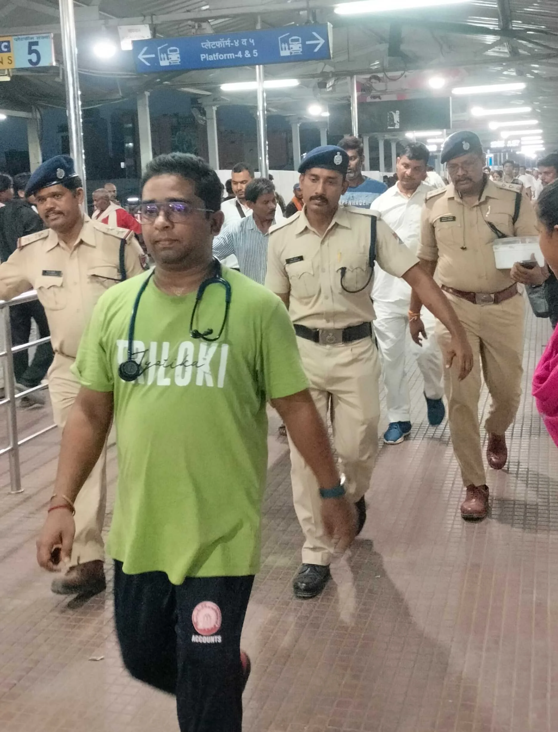 समस्तीपुर: स्वतंत्रता सेनानी एक्सप्रेस ट्रेन से गिरकर एक महिला जख्मी, आरपीएफ की टीम ने उसे सदर अस्पताल में भर्ती कराया 2