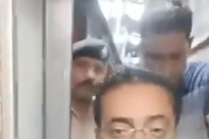 समस्तीपुर: स्वतंत्रता सेनानी एक्सप्रेस के H1 कोच में एक व्यक्ति गिरफ्तार, खुद को एडीआरएम समस्तीपुर बताकर यात्रा कर रहा था 16