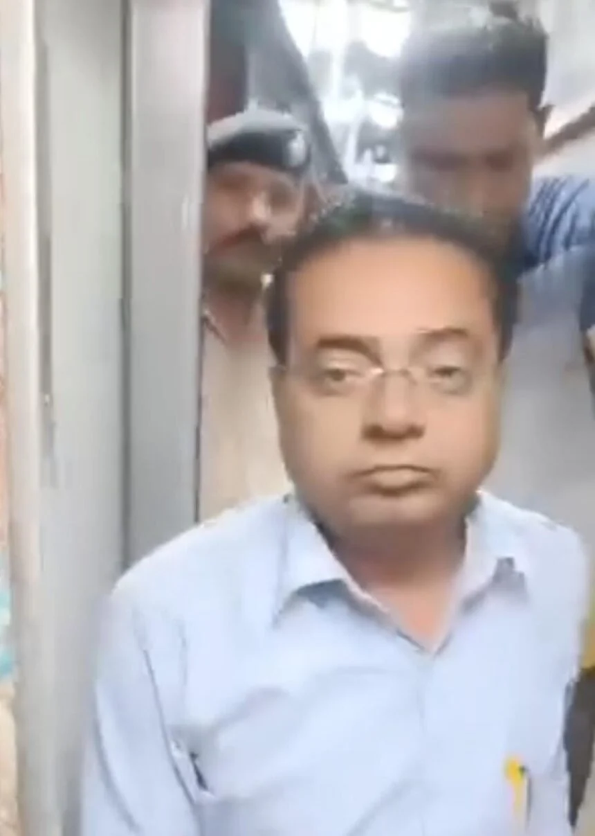 समस्तीपुर: स्वतंत्रता सेनानी एक्सप्रेस के H1 कोच में एक व्यक्ति गिरफ्तार, खुद को एडीआरएम समस्तीपुर बताकर यात्रा कर रहा था 1