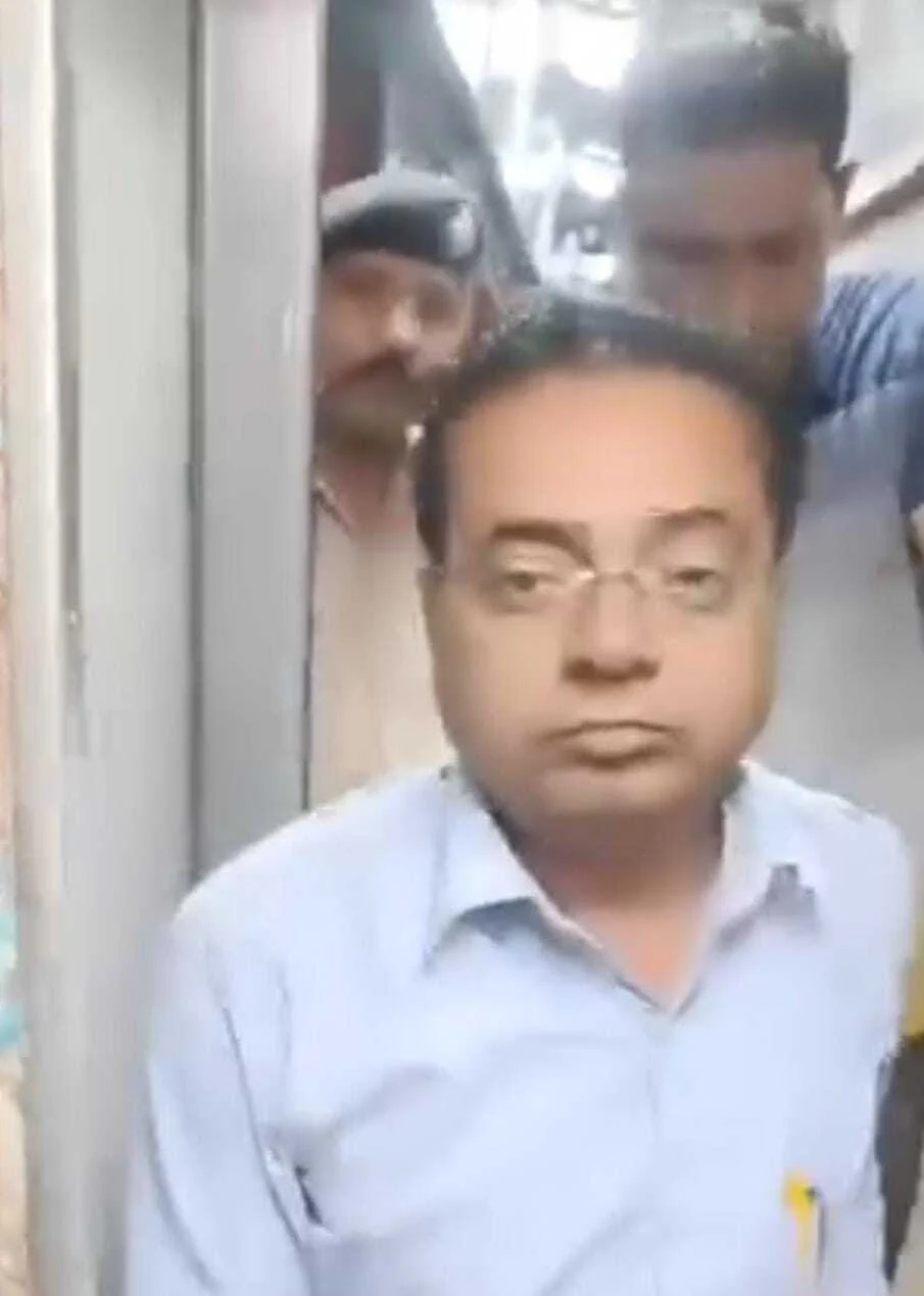 समस्तीपुर: स्वतंत्रता सेनानी एक्सप्रेस के H1 कोच में एक व्यक्ति गिरफ्तार, खुद को एडीआरएम समस्तीपुर बताकर यात्रा कर रहा था 4