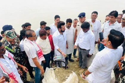 खगड़िया:  सूखे बालू की जगह गीली मिट्टी से ठेकेदार भर रहे थे जियो बैग, सांसद के निरीक्षण में खुली पोल 4