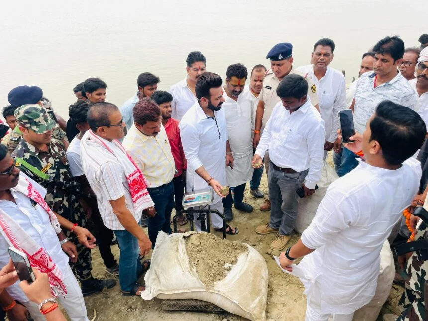 खगड़िया:  सूखे बालू की जगह गीली मिट्टी से ठेकेदार भर रहे थे जियो बैग, सांसद के निरीक्षण में खुली पोल 1