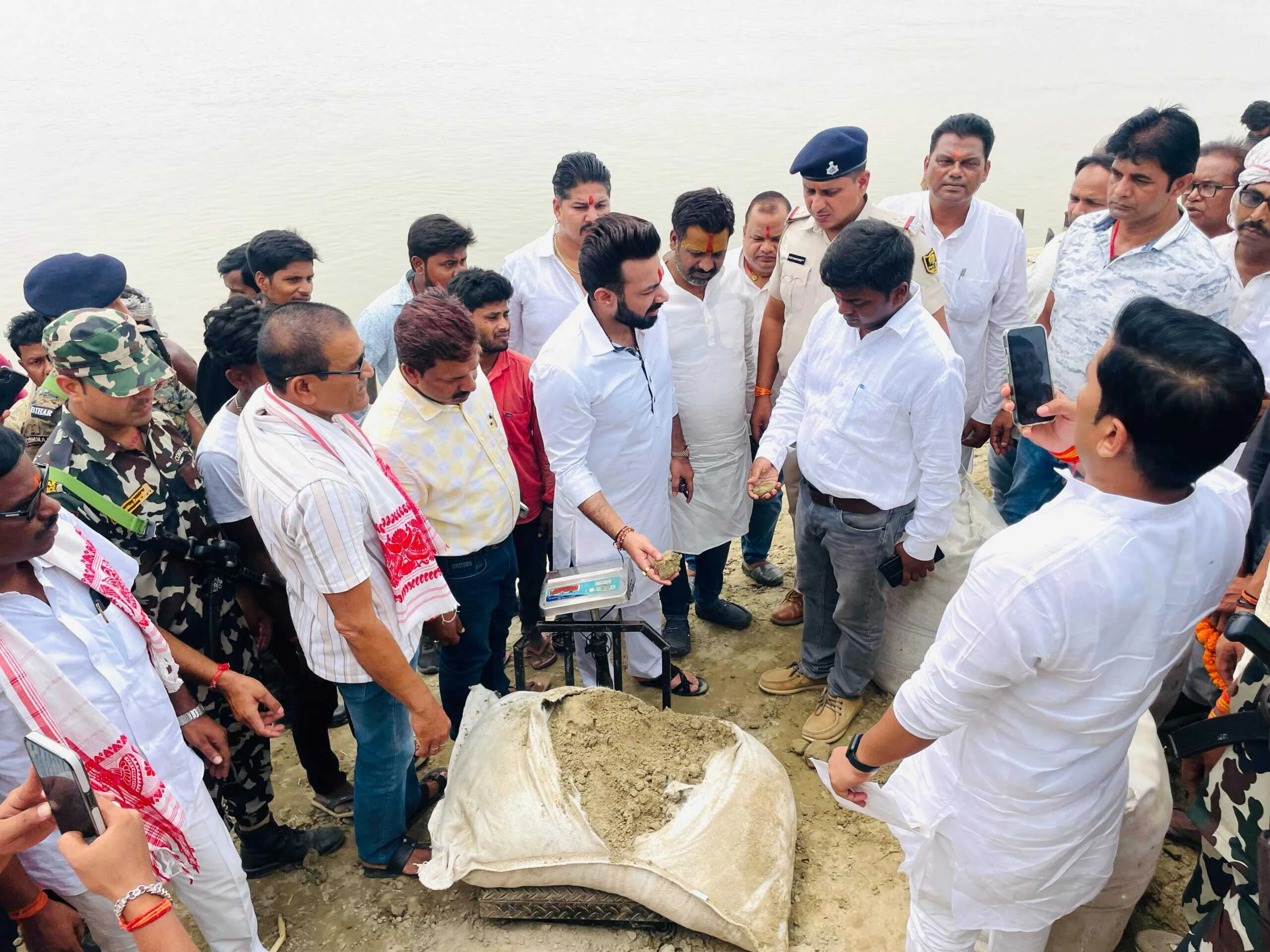 खगड़िया:  सूखे बालू की जगह गीली मिट्टी से ठेकेदार भर रहे थे जियो बैग, सांसद के निरीक्षण में खुली पोल 6