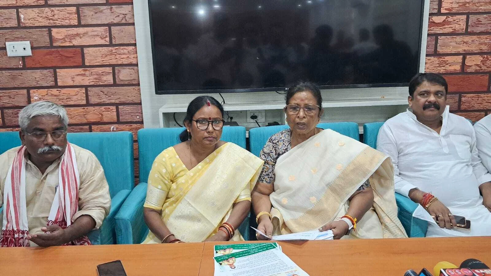 नोनिया समाज को वाजिब हक दिलाने को लेकर 16जून को बापू सभागार पटना में आयोजित कार्यक्रम में समस्तीपुर से लोग शामिल हो-रेणु देवी 6