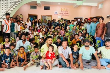 बेगूसराय-साइकिल पे संडे अभियान की ओर से 556 वें रविवार के उपलक्ष्य में 140 बच्चे को हर हाथ में दिया गया पौधा 6
