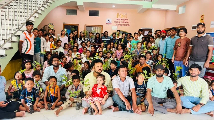बेगूसराय-साइकिल पे संडे अभियान की ओर से 556 वें रविवार के उपलक्ष्य में 140 बच्चे को हर हाथ में दिया गया पौधा 1