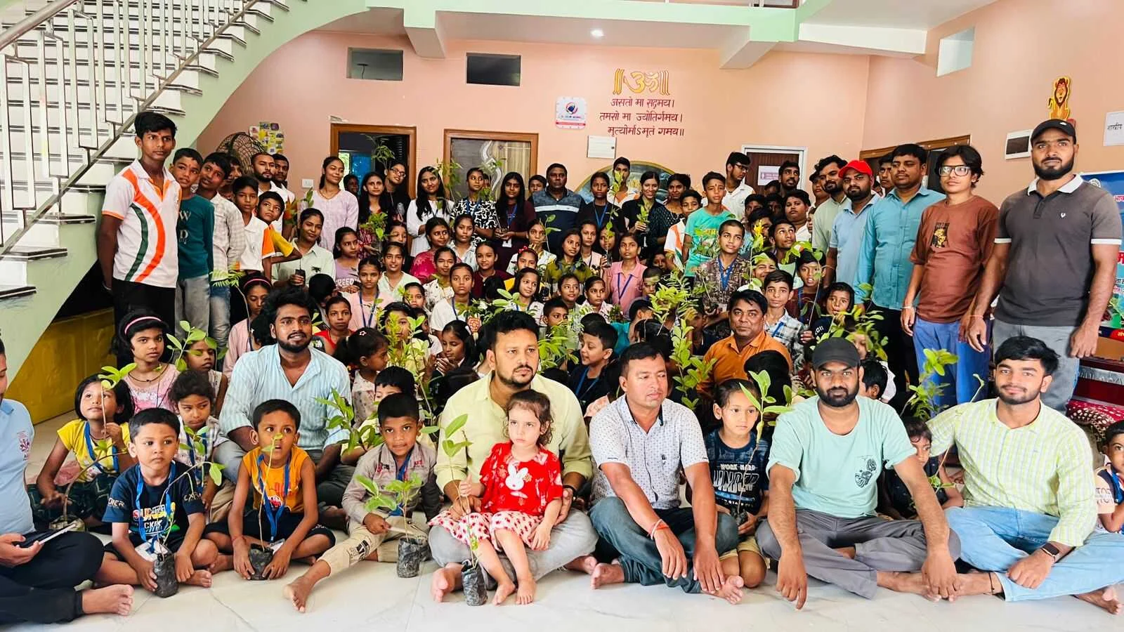 बेगूसराय-साइकिल पे संडे अभियान की ओर से 556 वें रविवार के उपलक्ष्य में 140 बच्चे को हर हाथ में दिया गया पौधा 5