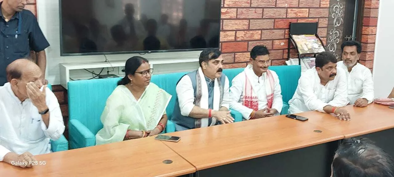बिहार सरकार के नगर विकास एवं आवास मंत्री जीवेश मिश्रा का समस्तीपुर आगवन पर स्थानीय अतिथि गृह समस्तीपुर में भाजपाइयों ने किया अभिनंदन 2